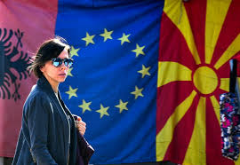 Download rechtenvrije vlag van macedonië in de wind stockvideo 112028816 uit depositphotos' verzameling van miljoenen eersteklas stockfoto's, vectorafbeeldingen, illustraties en video's in hoge. Eu Zet Sein Op Groen Voor Onderhandelingen Met Albanie En Noord Macedonie Het Parool