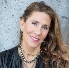 Lisa Santa's Instagram, Twitter & Facebook