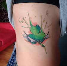 Tatouage cote femme tatouage homme dessin tatouage tatouages cotes designs de tatouages tatouages minimalistes inspiration tatouages tatouage trèfle à quatre feuilles. Tatouage Trefle Tattoome Le Meilleur Du Tatouage