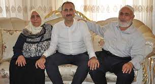 Abdulhamit gül'ün eşi ve çocukları kim? Adalet Bakani Abdulhamit Gul Un Annesi Vefat Etti Sputnik Turkiye