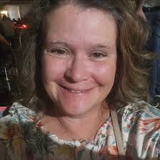 Are there restaurants in Hannibal, MO staying open late for graduates and  family?