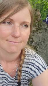 Ludvig gör ett särskilt ljud och en min med tungan när han är väldigt nöjd.  Oftast utomhus. Ett slags avsiktligt flämtande. Han kan inte prata. Än. Det  kunde inte Lilo heller i