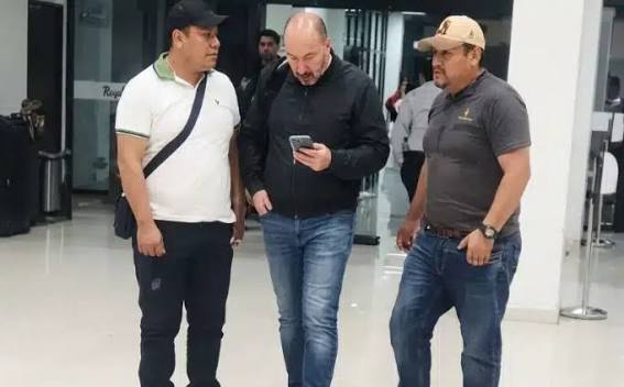 🇧🇴 Detienen a Fernando Cerimedo en Bolivia por el atentado contra la  activista Nadia Beller El asesor presidencial fue detenido por agentes de  civil en el aeropuerto de Viru Viru, en Santa