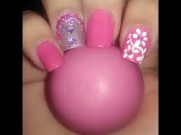 Lindas y divertidas uñas decoradas con colores diferentes y con piedras cuadradas que le dan un bellas y dulces uñas blancas con piedra plateadas brillante para hacer el centro de las flores. Diseno Para Unas Cortas Rosa Y Blanco Youtube