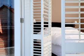 Ein fensterladen ist ein bauteil am haus, welches wie kaum ein anderes dem wetter ausgesetzt ist. Expertenwissen Fensterladen Und Shutters Nachrusten