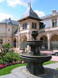 Moulins Allier Le Pavillon Anne De Beaujeu Est Actuellement Un Musee Le Moulin Paysage Auvergne Paysage Touristique