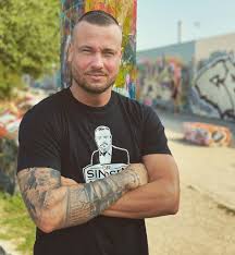 Bei „promi big brother 2021 ist eric sindermann der casanova unter den kandidaten. Kosten Seine Liebeleien Ex On The Beach Eric Die Karriere Promiflash De