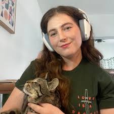 madeleine 🔜 big bad con!