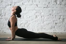 Étirage de pratique de femme convenable par la pose de yoga de cobra sur. Pilates Vs Yoga Comment Choisir Oly Be