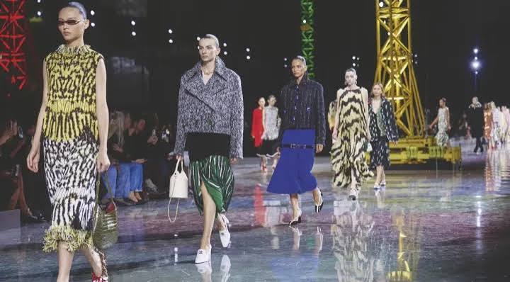 Paris Moda Haftası ve Trendlerin Fısıltısı: 2026-2027 Sonbahar/Kış Neler Getirecek?