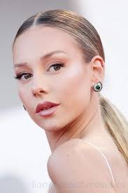 ESTER ESPOSITO (1) — Львиная доля городских новостей