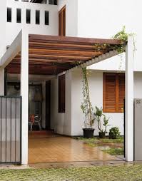 Tak ada teras depan, namun ada halaman depan ukuran kecil dan garasi. Selain Minimalis Garasi Ini Juga Hemat Tempat