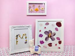 Aus blättern könnt ihr euch eine wunderschöne schale basteln, in der ihr süßigkeiten perfekt aufbewahren könnt! Drei Tolle Ideen Mit Getrockneten Blumen Deko Im Bilderrahmen Basteln Kleinliebchen