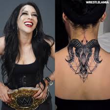 Stephanie Vaquer shows of her new neck tattoo 😳🔥