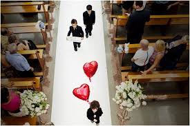 Pajem Ou Daminha Entrada Com Balao De Coracao Na Cerimonia Do Casamento Planejando Meu Casamento Dicas De Casamento Daminhas Casamento Baby alive noivinhos minha boneca se arrumando para ensaio fotografico de casamento. pajem ou daminha entrada com balao de