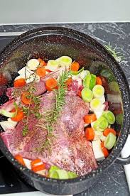 Reh Schaufele Mit Weck Knodel Wild Preiselbeeren Und Acker Salat Rehbraten Rezept Schaufele Rehbraten