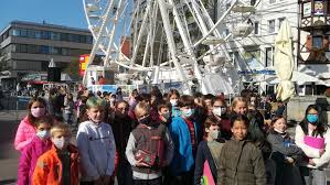 Jetzt Geht S Rund 6 Er Chore Des Friedrich List Gymnasiums Singen Im Riesenrad Friedrich List Gymnasium Reutlingen