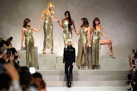 Here, a look back at the legendary fashion designer's most iconic looks. Ein Treffen Mit Der Modeschopferin Donatella Versace