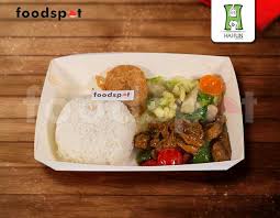 Tumis bawang putih dan cabe rawit hingga harum. Nasi Ayam Blackpepper Dari Hanun Catering Foodspot