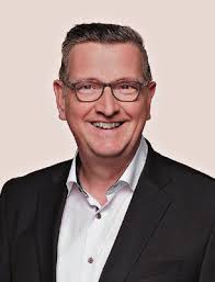 7/8 TikTok, KI, Computerspiele Verpixelte Welt