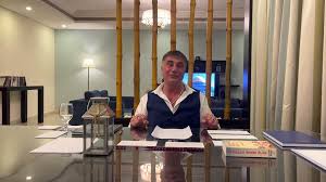 Sedat peker kimdir, kaç yaşında ve nereli soruları dün kendisine açılan soruşturma ile birlikte alınan son bilgelere göre sedat peker hakkında ataşehir'deki konuşması nedeniyle soruşturma başlatıldı. Sedat Peker Mafia Boss Triggers A Mexican Standoff At The Heart Of The Turkish Establishment