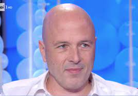 Ha iniziato la carriera negli anni '90; Alex Baroni A Vieni Da Me Il Racconto Del Primo Incontro Tra Il Cantante E Giorgia Caffeina Magazine