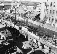 戦後の横浜野毛大岡川 かすとり横町 当時近くにマッカーサー劇場や横浜国際劇場 現在は美空ひばりの像 古写真 横浜 野毛 風景