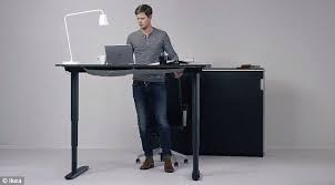 Ikea Stellt Standing Desk Vor 7 Gute Grunde Fur Das Arbeiten Im Stehen Stehpult Ikea Schreibtischideen