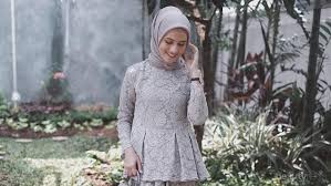 Sudah pernah gendong anak atau keponakan pakai kain jarik? Praktis Ini 4 Macam Gaya Dan Tutorial Rok Lilit Kurang Dari 5 Menit Untuk Hijabers