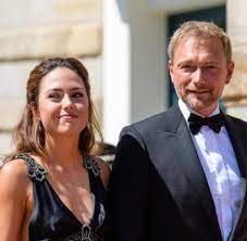 2017 führte er als spitzenkandidat die freien demokraten nach vier. Fdp Chef Lindner Durfte Kleid Von Neuer Freundin Bestimmen Welt