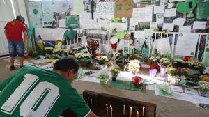 Vor knapp drei jahren starb bei einem flugzeugabsturz beinahe die gesamte mannschaft des brasilianischen erstligisten chapecoense. Bolivien Macht Airline Fur Absturz Von Fussballteam Verantwortlich Welt
