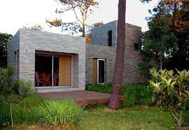 Arriba, hasta el metro 6 desde la entrada, hay una casa. Diseno De Pequena Y Solida Casa De Campo Uso De Piedra En Exteriores Y Elementos Naturales Al Interior Planos De Arquitectura