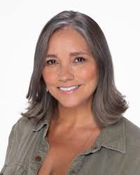 nuevolook Les cuento que mi hija @galaricote me hizo esta foto el sabado en  @grovestudios. Decidirme a dejarme las canas ahora que cumplí 56 años, ha  sido todo un proceso. Sobre todo