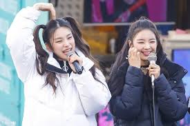 Here are the top 10 best looks she's worn on stage, to a red carpet, and more! 190309 Cute Yeji And Lia Itzy