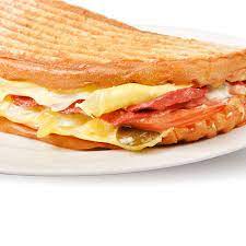 Tost hem lezzetli hem pratik bir yiyecek olması sebebiyle acil durumlarda kurtarıcıdır. Ayvalik Tostu Kac Kalori Besin Degeri Diyet Egzersiz Diyetkolik