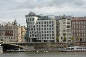 Die stadt prag hat viele sehenswerte gebäude zu bieten, doch wer denkt es gibt nur interessante gebäude aus früheren. Sehenswurdigkeiten In Prag Tanzendes Haus