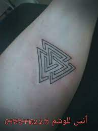 pin by أنس للوشم anas for tattoo on وشم تاتو للرجال للشباب أنس للوشم 0988990228 triangle tattoo tattoos triangle