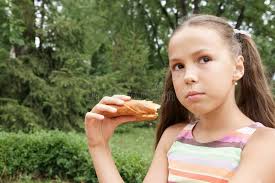 Mężczyzna Je Chleb Na Białym Tle Zdjęcie Stock