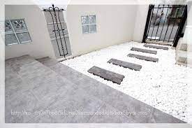 diyで庭作り 砂利 枕木で洋風なおしゃれな感じに仕上がりました 後悔しないおしゃれな一戸建てを建てるためのブログ 玄関アプローチ デザイン 庭 デザイン diy 庭 砂利 おしゃれ