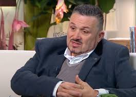 Nagy bandó andrás volt rónai egon vendég az egyenes beszédben, de a humorista olyan kijelentéseket tett az atv műsorában, amitől mindenki elhatárolódott, írja a 444. Elkoltozott Csaladjatol A Koronavirusus Galambos Lajos Betegsege Miatt A Kozmulopasos Ugyet Sem Tudjak Lezarni Budapestkornyeke Hu