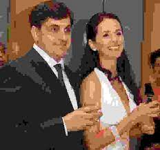 In 2000, cornel diaconu a dorit ca madalina manole si sotul ei de atunci, serban georgescu, sa interpreteze in duet o piesa scrisa de serban: Dezvaluiri Noi Despre Sfarsitul Madalinei Manole Si Divortul Ei De Serban Georgescu Tabu