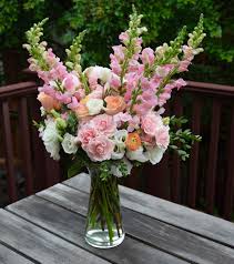 Flower Arrangement For A Dining Table Lots Of Pinks And Peaches Fresh Flowers Arrangements Flower Arrangements Unique Flower Arrangments