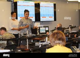 Toni Pisciotta Derecha Un Especialista En Capacitacion Individual Y Tracy Manassa Izquierda Cyber Planificador Asignado A La 780ª De La Inteligencia Militar Mi Brigada De Operaciones S 3 La Formacion Y La Seccion