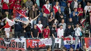 Fc utrecht supporters op de anfield road stand maken er een feestje van. Fc Utrecht Fans Houden Demonstratie In Amsterdam Rtl Nieuws