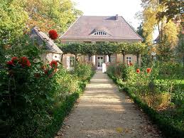 Pin By Christine Zumbach On Gartenanlagen Blumen Houses In Germany Villa Cozy House