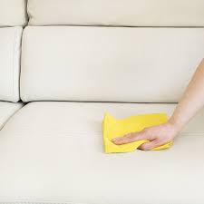 Nettoyer votre canapé en cuir avec la pierre d'argile blanche. Comment Nettoyer Un Canape En Cuir Astuces Et Produits Blog But