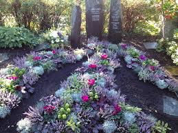 Blumen Mosch Kreative Grabgestaltung Und Jahreszeitliche Bepflanzung In Durlach Aue Und Umgebung Bepflanzung Grabgestaltung Grabbepflanzung