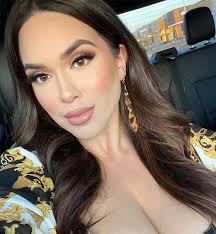 Better with age💛🖤 . . . . #Rgv #NightOut #Dinner #DateNight  #BlackAndYellow #Beauty #PlusSizeFashion #PlusSizeModel #Curvy #Prime #Wow  #Curvy #Goddess #MakeupArtist #MUA #Entreprenuer #Texas #New #PhotoOfTheDay  #OOTN