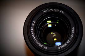 Dalam bidang fotografi, lensa merupakan alat vital dari kamera yang berfungsi memfokuskan cahaya hingga mampu membakar medium penangkap (atau lebih umum dikenal dengan nama film). Belajar Fotografi Dasar Memahami Lensa Kamera Ids International Design School