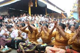 Contoh soal dan jawaban agama hindu kelas xi semester 1. Kunci Jawaban Pendidikan Agama Hindu Dan Budi Pekerti Sma Kelas 11 Halaman 70 Pengertian Yajna Ringtimes Bali